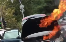 У Києві автомобіль спалахнув під час руху: моторошний інцидент показали на відео