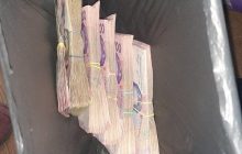 В Бердянске возле мусорного бака нашли пакет с сотней тысяч гривень