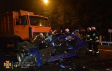 У Дніпрі через зіткнення легковика зі сміттєвозом загинула молода дівчина (фото, відео)