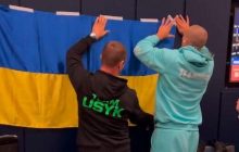 "На удачу": Усик повесил флаг Украины в раздевалке перед боем с Джошуа (видео)