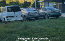 "Трое из ларца": в Киеве водители "оккупировали" газон неподалеку от райотдела полиции (фото)