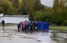 В России пенсионеры устроили "бои без правил" из-за просроченных продуктов (видео)