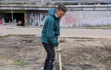 На киевской улице гору щебня превратили в шедевр: нашелся неожиданный автор (фото)