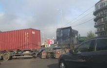 У Києві фура намагалася розвернутися й застрягла посеред дороги, заблокувавши рух (відео)