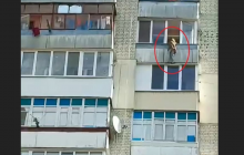 Встиг схопити за руки: у Житомирі коп врятував жінку, яка передумала стрибати з балкона (фото, відео)