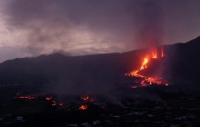 На Канарах снова извергается вулкан: лава приближается к морю (фоторепортаж, видео)