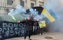 Напомнили о пленниках Кремля: у посольства России в Киеве жгли фаеры (фото, видео)