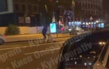 П'яна пара влаштувала "бої без правил" на проїжджій частині Хрещатика й потрапила на відео