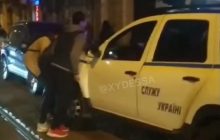В Одесі пасажири трамваю посунули поліцейську автівку, яка заважала проїзду (відео)