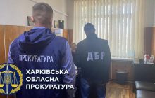 Бив пляшкою та палицею: на Харківщині поліцейського звинувачують у катуванні чоловіка (фото)