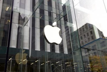Apple работает над новой версией MacBook со складным экраном, - СМИ