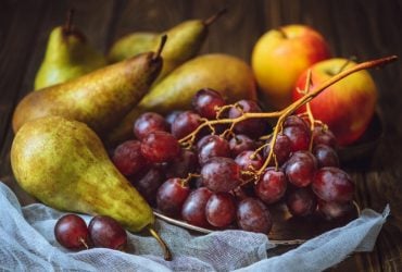 Названо фрукт, який містить більше клітковини, ніж банан: чому його варто їсти зі шкіркою