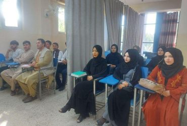 В університетах Афганістану студенток тепер ховають від студентів за шторами (фото)