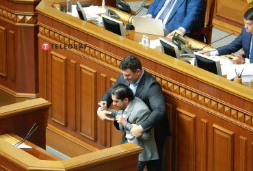 Тищенко пояснив, чому намагався виштовхати Лероса з-за трибуни