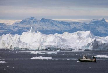 Крупнейший в мире айсберг начал дрейфовать впервые за тридцать лет