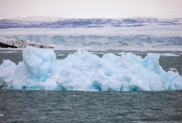 Чим туристів приваблює знаменитий льодовик, що народжує в Гренландії (фоторепортаж)