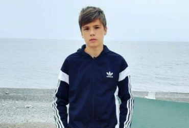 Школяр з Мелітополя під схвалення друзів розтоптав на камеру підручник з української (відео)