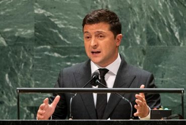 Зеленський подякував простому народу України, який голіруч зупиняє танки