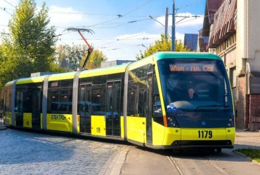 У Львові пасажири двічі запустили серце чоловіка, якому стало зле в трамваї (відео)