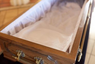 Морги переполнены, свет - с перебоями: Гайдай рассказал, как на Луганщине хоронят убитых