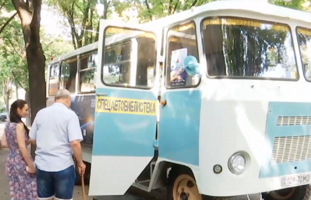 У Дніпрі запустили радянський бібліобус (відео)