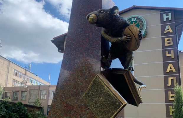 "Феномен наук про здоров'я": у Харкові з'явився незвичайний пам'ятник щуру (фото)