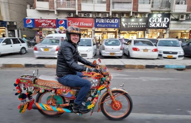 "Навстречу приключениям": Дмитрий Комаров на эксклюзивном мотоцикле отправится исследовать неизведанный Пакистан