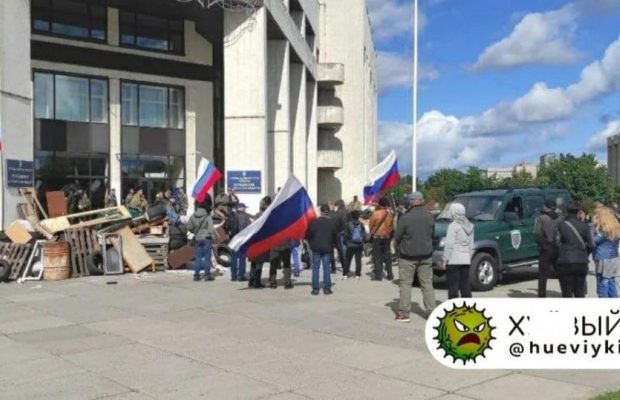 У Києві під Деснянською РДА помітили людей з російськими прапорами (фото, відео)