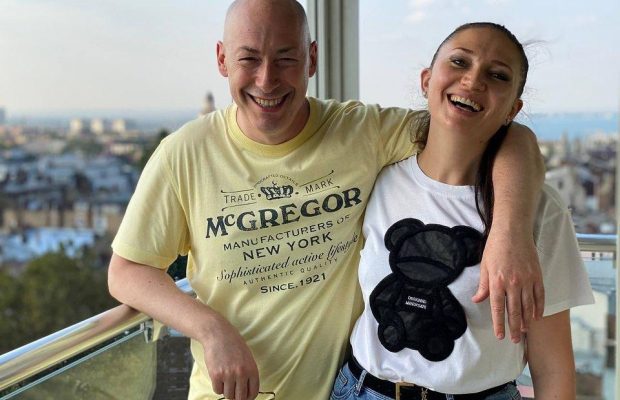 "Кішка в чобітках": дружина Дмитра Гордона в золотистих ботфортах і міні викликала суперечки в мережі