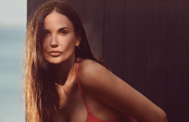 58-річна Демі Мур у вбранні з глибоким декольте побешкетувала з двома чоловіками