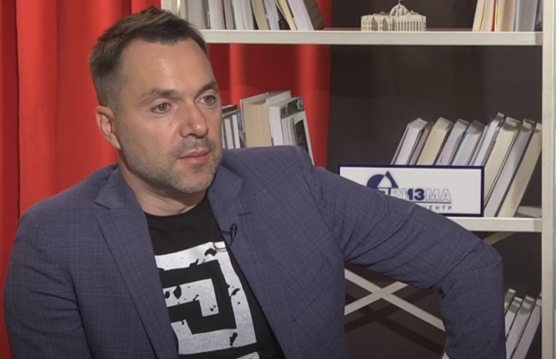 Арестович показал своего "двойника": "Что я, хуже Путина?"