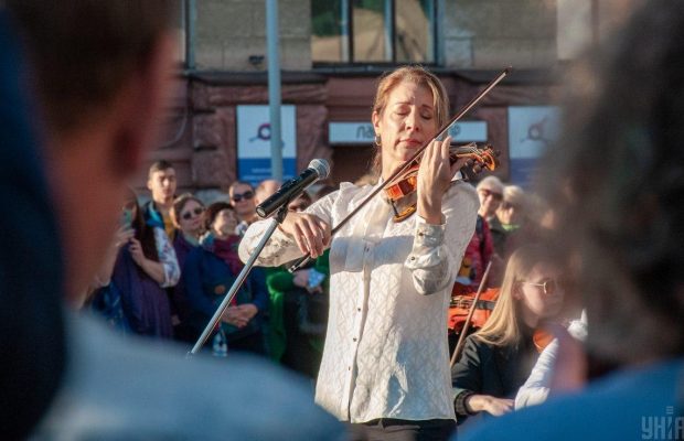 У Харкові пройшла репетиція з симфонічним оркестром і скрипкою Страдіварі просто неба (фото)