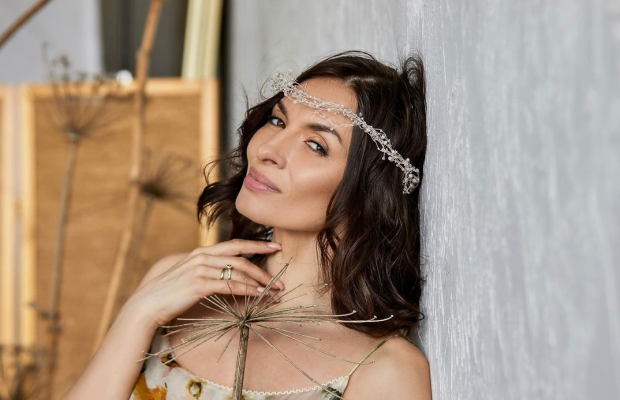 "З місця злочину": Надія Мейхер у сексі-боді влаштувала фотосесію посеред поля