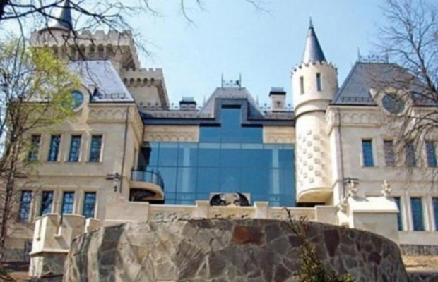 "Выдержал бы сутки": Малахов резко раскритиковал замок Пугачевой и Галкина