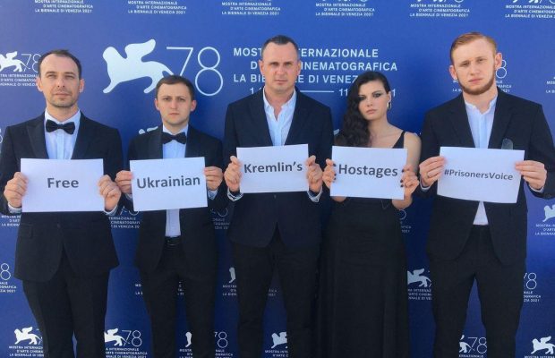 У Венеції перед прем’єрою фільму Сенцова "Носоріг" пройшла акція на підтримку політв’язнів Кремля