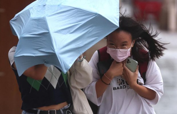 Шанхай готується до тайфуну: закриті школи, скасовані перельоти та поїзди (фото)