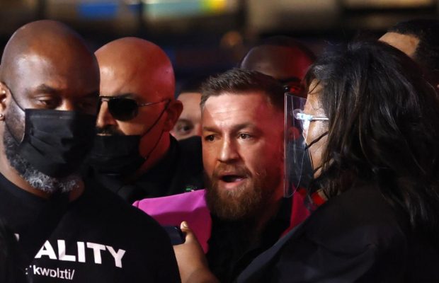Зірка UFC Макгрегор ледь не побився з репером на церемонії MTV (відео)