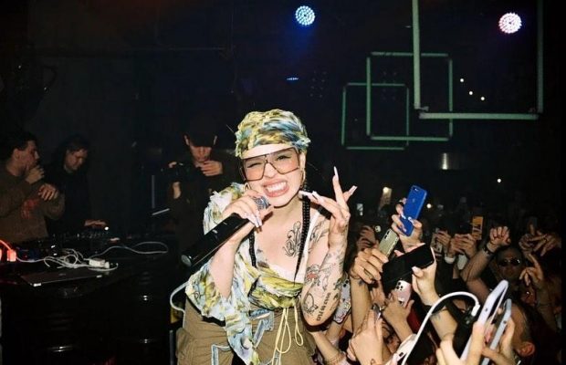 Скандальна Інстасамка облизала нижню частину свого чоловіка прямо на концерті