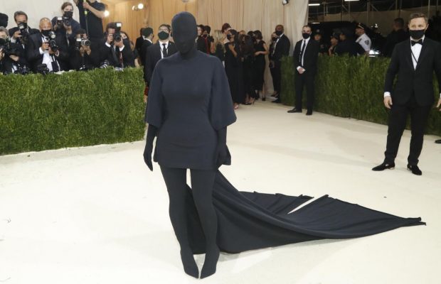 Упізнати було важко: Кардашьян з’явилась на Met Gala у стилі "total black" і всіх шокувала (фото)