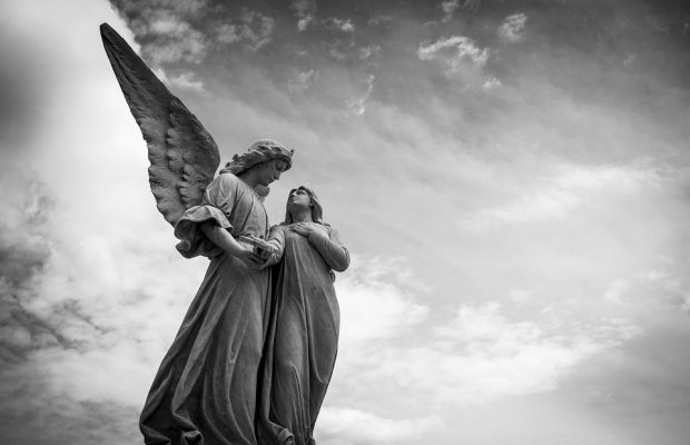 "Привіт" з того світу: що значить, якщо сняться могили, і чи варто боятися такого сну