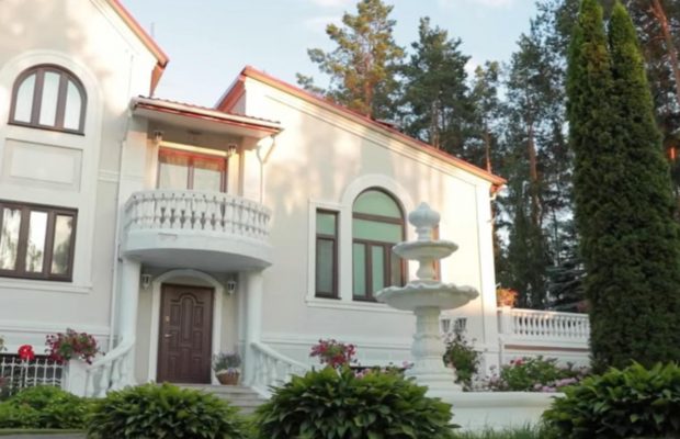 Озеро у дворі та фонтан з Італії: Павло Зібров показав свій заміський маєток (фото)