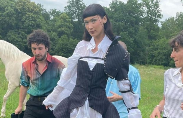 "Буду твоєю дівчиною з фантазій": відома супермодель без білизни осідлала коня (фото)