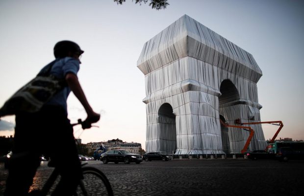 У Парижі публіці представили упаковану Тріумфальну арку (фоторепортаж, відео)