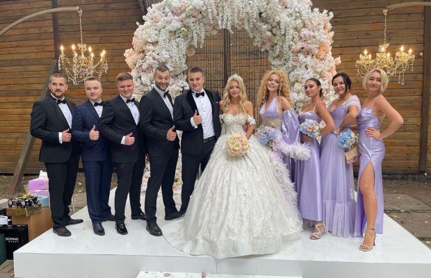 У будуарному стилі і з пір'ям: Аліна Гросу зі своїм коханим показала фото з весілля