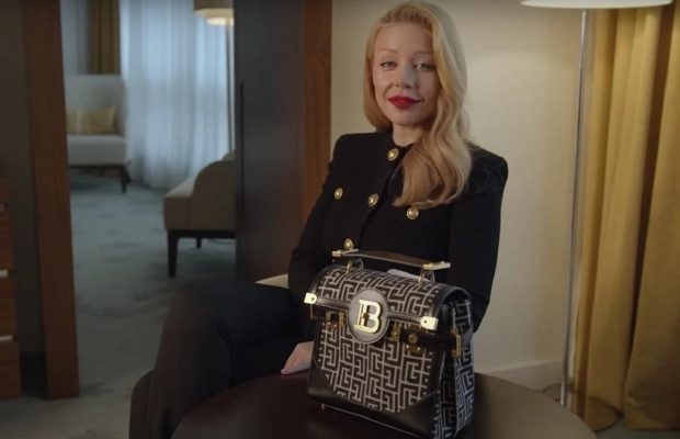 "Пистолет" и старая косметика: Тина Кароль насмешила содержимым сумки за 60 тысяч гривень