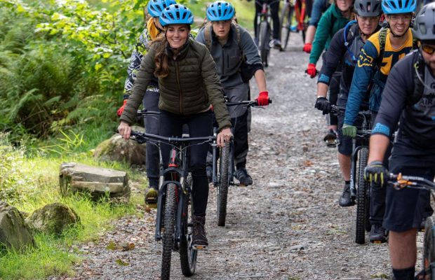 Неугомонная Кейт: герцогиня Кембриджская каталась на велосипеде и лазила по скалам (фото, видео)