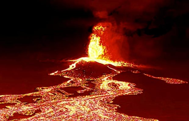 Вулкан на Канарах став ще потужнішим: фонтани лави б'ють на кілька сотень метрів (фоторепортаж)