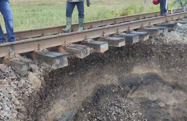 Вдруге за тиждень: на Буковині знову зсув ґрунту, є затримки на залізниці