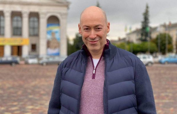 "Масажне крісло": Дмитро Гордон з дружиною на руках попустував у машині (фото)