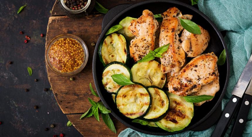 Что приготовить из куриного филе в духовке и на сковороде: подборка простых и вкусных рецептов